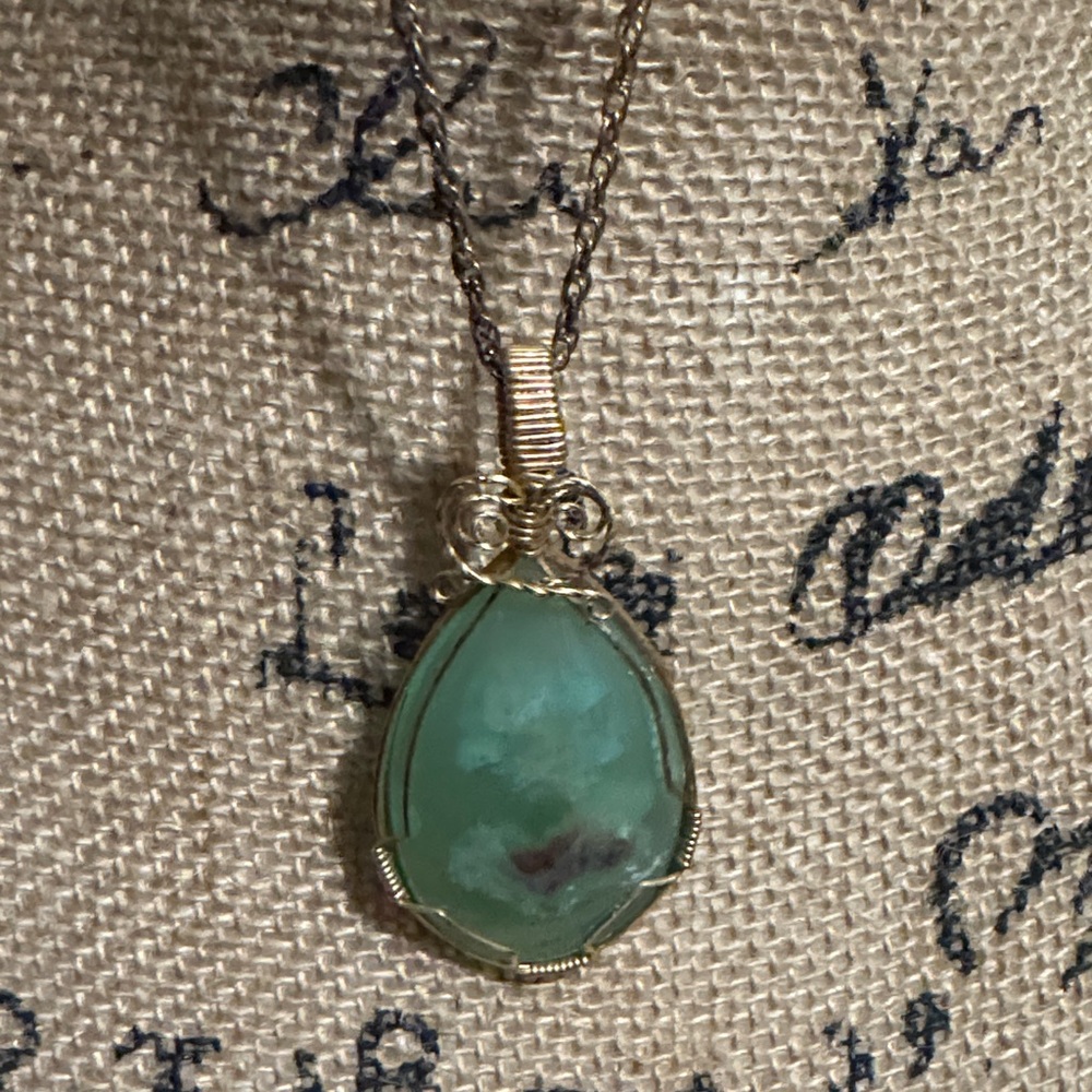 Elegant Green Stone Pendant Necklace
